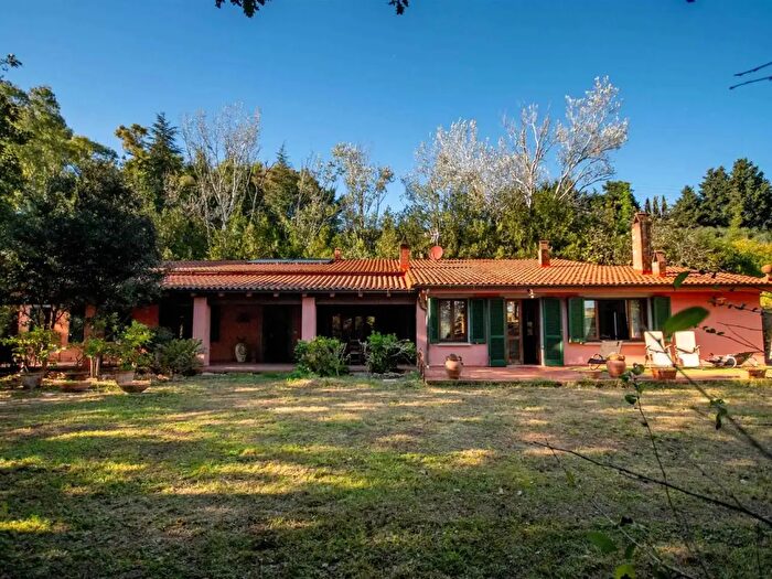 Casa con 11 locali in vendita in Castellina Marittima