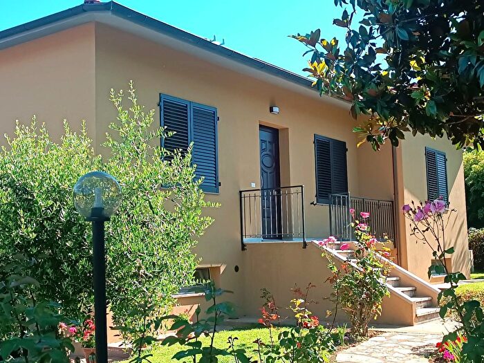 Casa con 10 locali in vendita in Barga