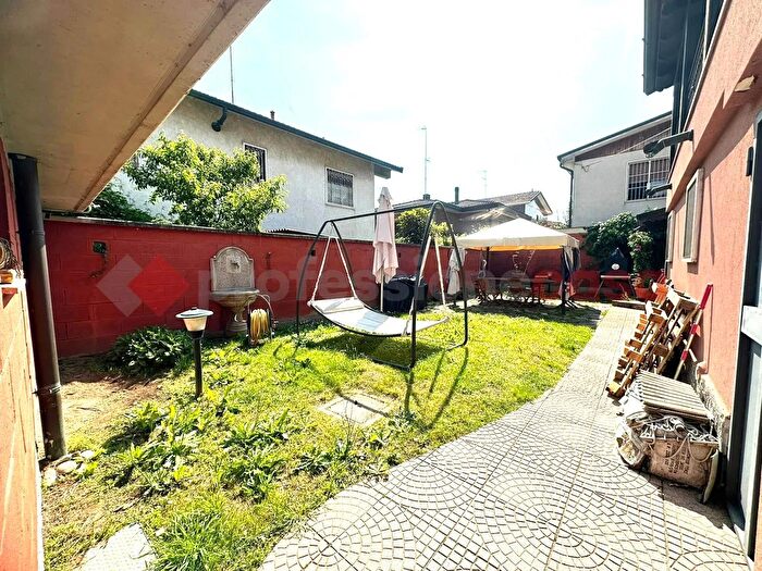 Appartamento con 5 locali in vendita in Via Cavour, Locate Di Triulzi