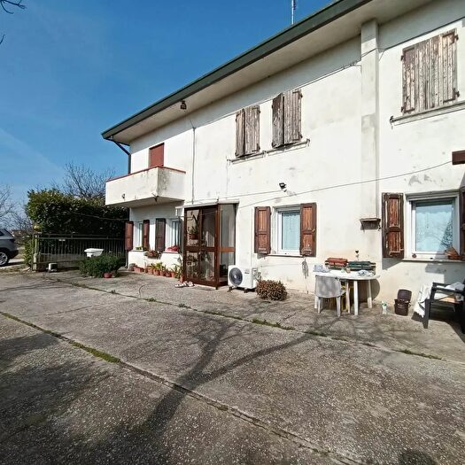 Casa con 9 locali in vendita in Rovigo