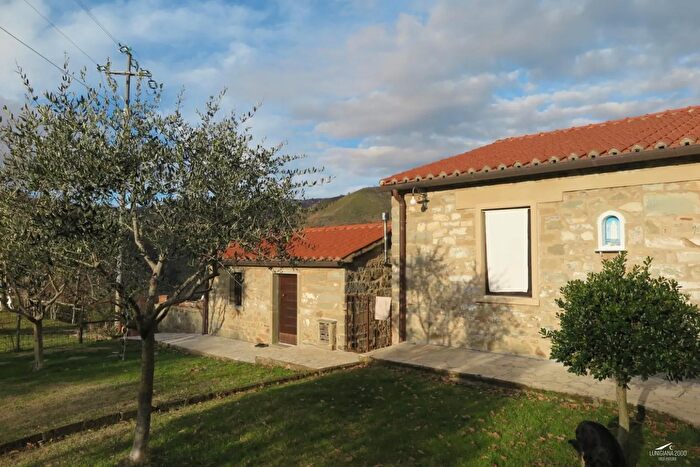 Casa con 10 locali in vendita in Casola In Lunigiana