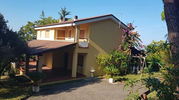 Casa con 8 locali in vendita in Via Fratte Grandi, Colonnella