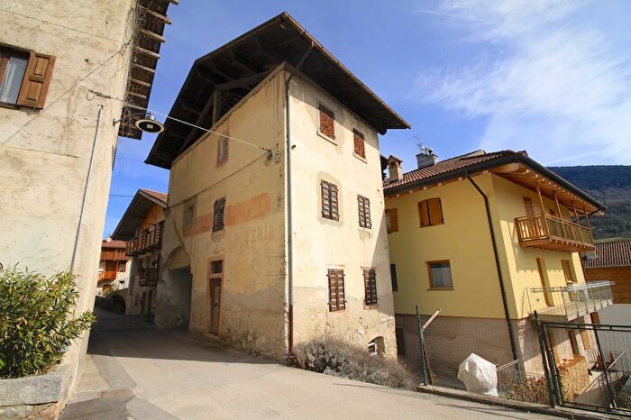 Casa con 7 locali in vendita in Via Corso Novembre, Stenico