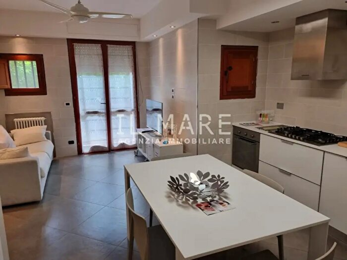 Casa con 5 locali in vendita in Massa
