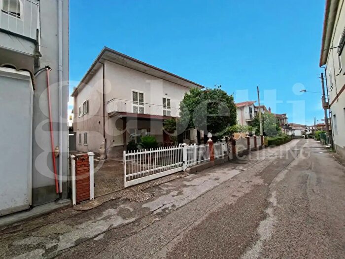 Casa con 8 locali in vendita in Via Michelangelo Buonarroti Snc, Vairano Patenora