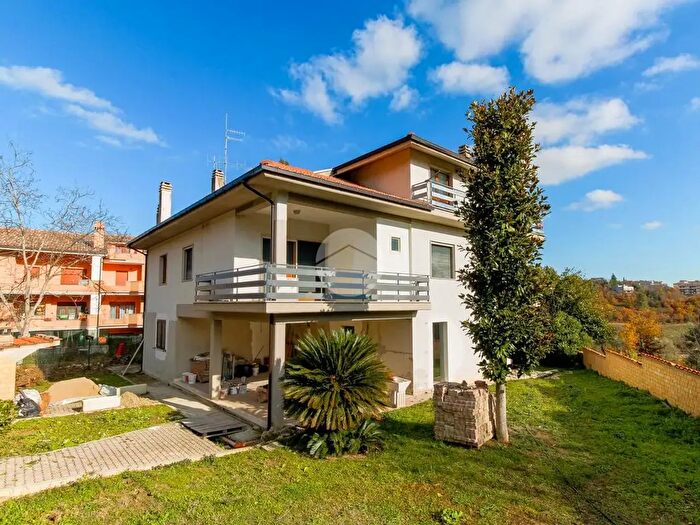 Appartamento quadrilocale in vendita in Via Alessio De Berardinis, Teramo