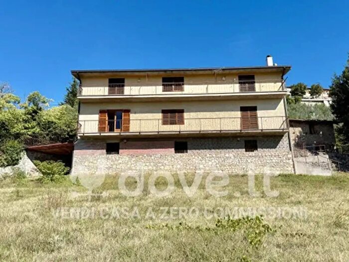 Casa con 5 locali in vendita in Località Tencarella Snc, Rivodutri