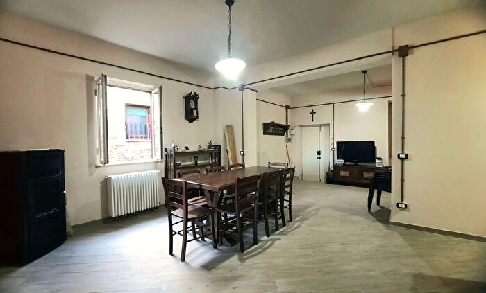 Casa con 8 locali in vendita in Monte San Giovanni Campano