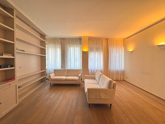 Appartamento trilocale in affitto in Piazza SantAmbrogio, SantAmbrogio, Milano