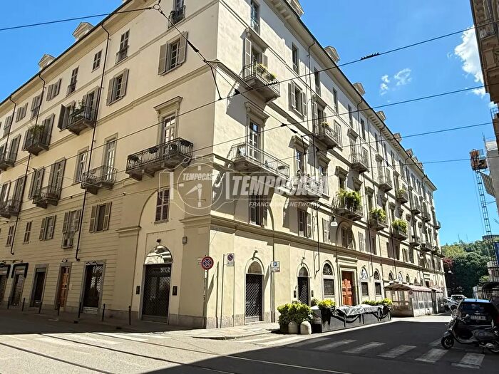 Appartamento trilocale in vendita in Via Maria Vittoria, Torino