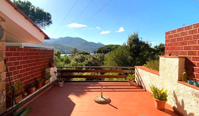 Appartamento trilocale in vendita in Marciana