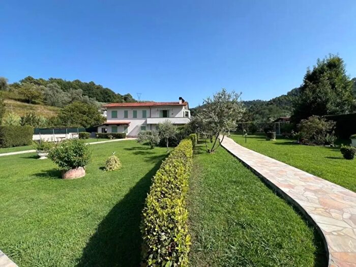 Casa con 8 locali in vendita in Camaiore