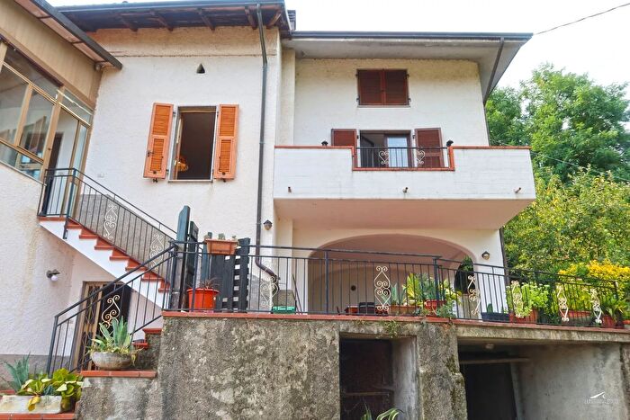 Casa con 9 locali in vendita in Mulazzo