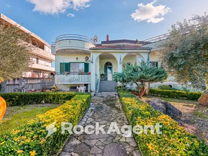 Casa con 6 locali in vendita in Via Palma, Striano