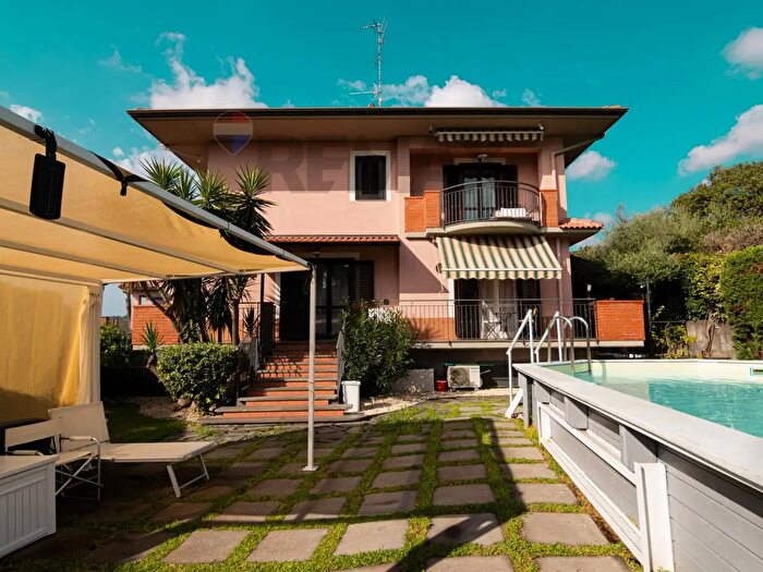 Casa con 8 locali in vendita in Via Don Pino Puglisi, Aci Sant'Antonio