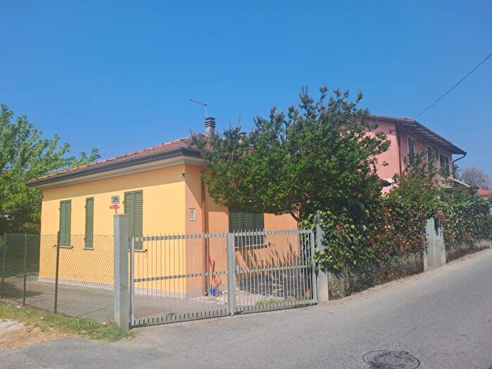 Casa con 6 locali in vendita in Massa