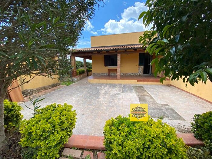 Casa con 5 locali in vendita in Avola