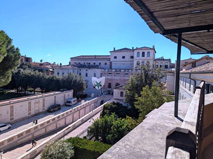 Casa con 6 locali in affitto in Piazza Barberini, Vittorio Veneto, Roma