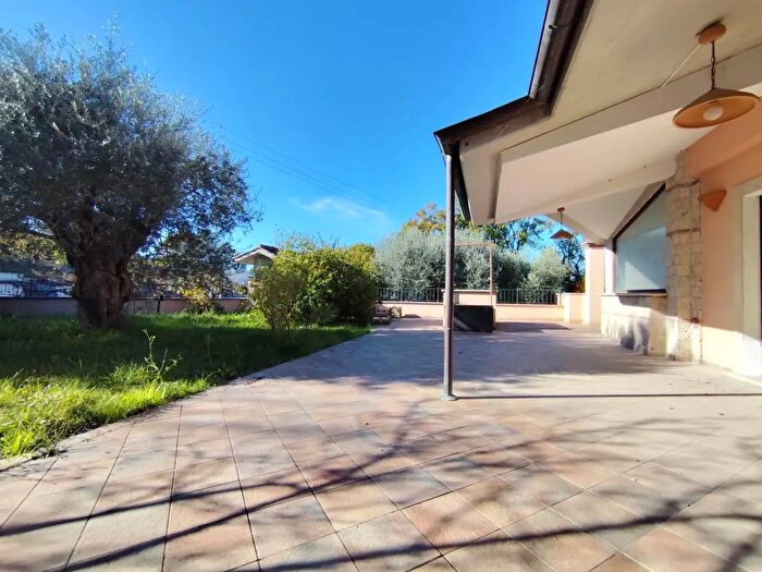 Casa con 9 locali in vendita in Terni