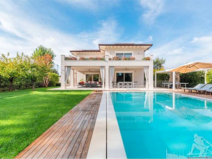 Casa con 6 locali in affitto in Vittoria Apuana, Forte dei Marmi