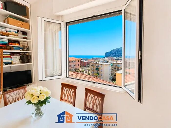 Appartamento quadrilocale in vendita in Via Aprile, Finale Ligure
