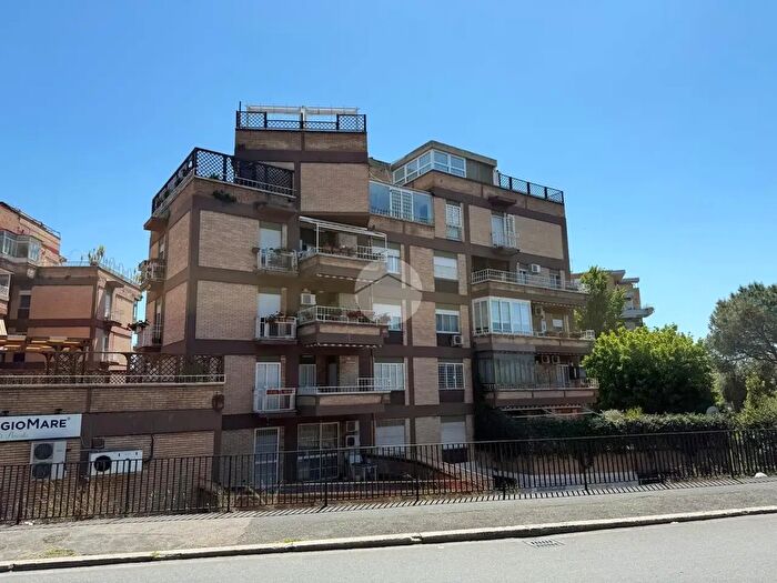Appartamento quadrilocale in vendita in Via della Casetta Mattei, Roma