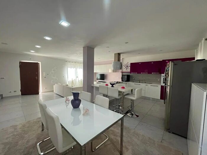 Casa con 8 locali in vendita in Via Arno, Monterosi