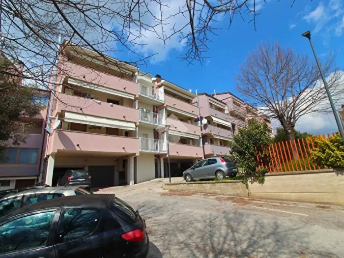 Appartamento trilocale in vendita in Via Valerio Valentini, Venarotta