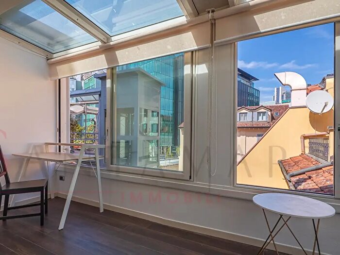 Appartamento trilocale in vendita in Corso Como, Milano