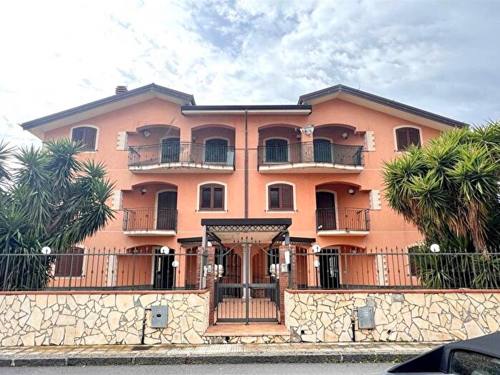 Casa con 6 locali in affitto in Santa Maria di Licodia