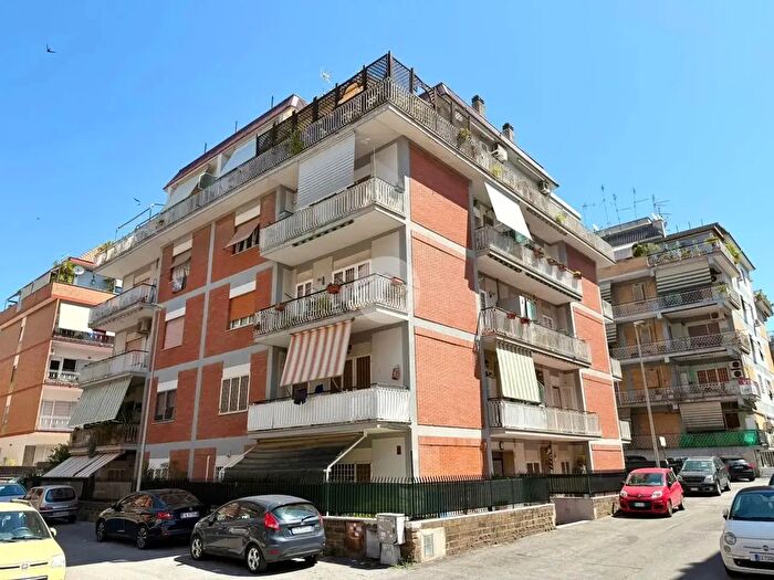 Appartamento trilocale in vendita in Via Edoardo Dalbono, Roma