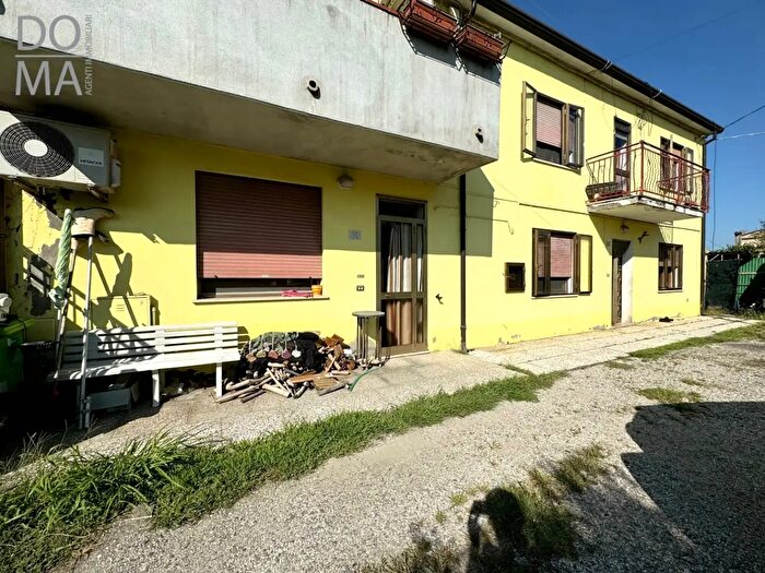 Casa con 10 locali in vendita in Porto Viro