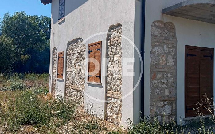 Casa con 8 locali in vendita in Via a Pollaiolo, Avezzano