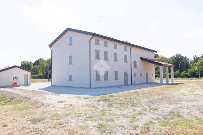 Casa con 6 locali in vendita in Via Muratori, Carpi