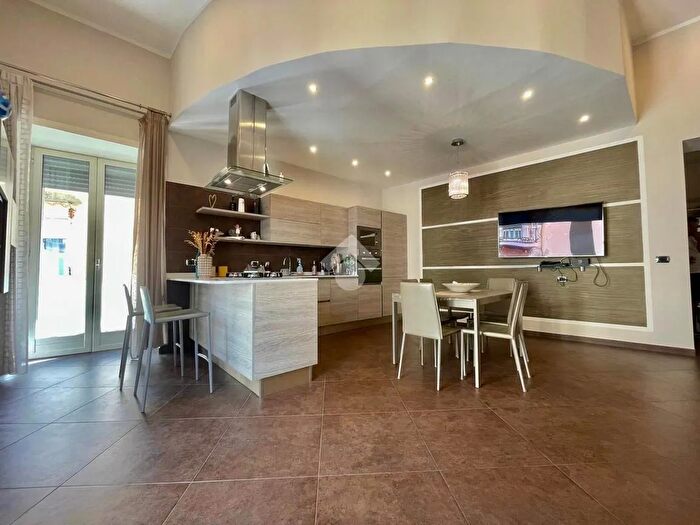 Appartamento con 6 locali in vendita in Piazzetta San Vincenzo, Napoli