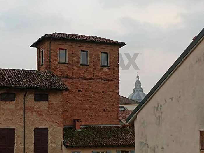 Appartamento con 5 locali in vendita in Via P Carpanelli, Pavia