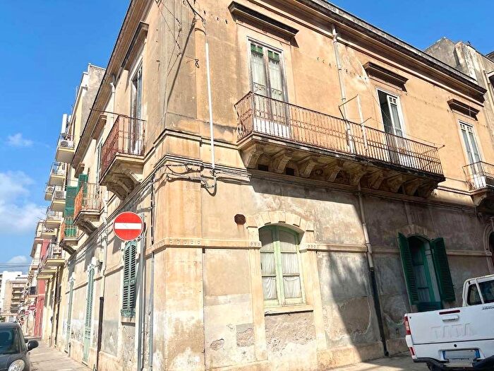 Casa con 13 locali in vendita in Via Isonzo, Siracusa