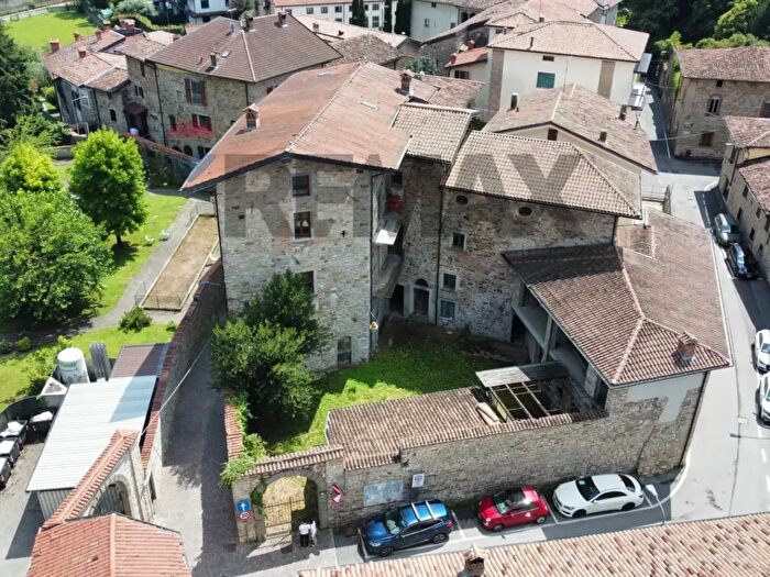 Casa con 20 locali in vendita in Via Guarneri, Gorlago