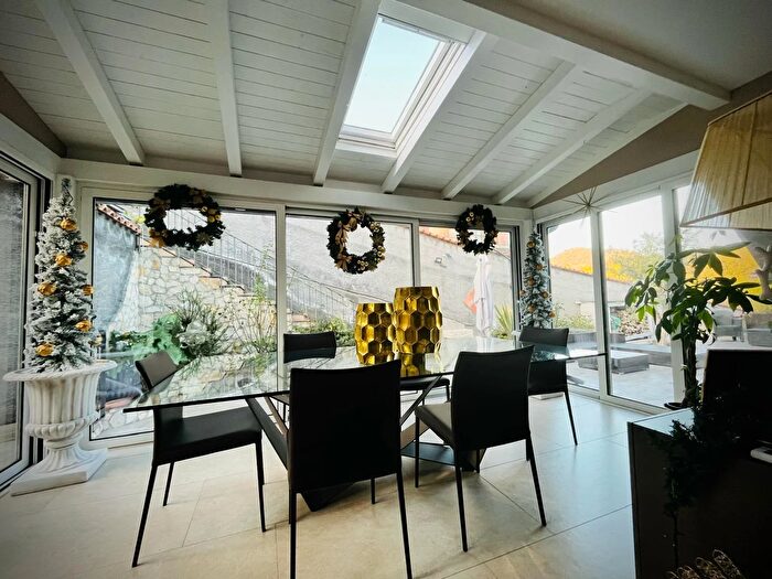 Casa con 8 locali in vendita in Nicolosi