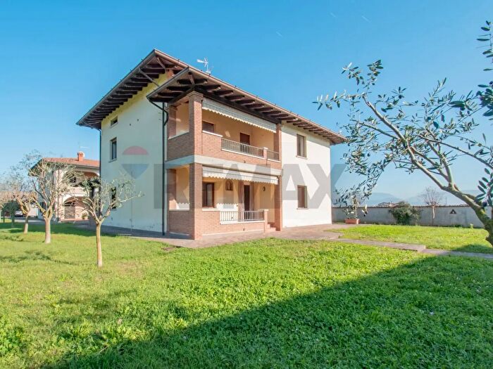 Casa con 6 locali in vendita in Via Camillo Benso Conte di Cavour, Castegnato