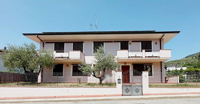 Casa con 10 locali in vendita in Uzzano
