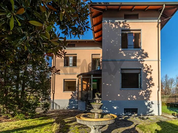 Casa con 6 locali in vendita in Via IV Novembre, Masserano