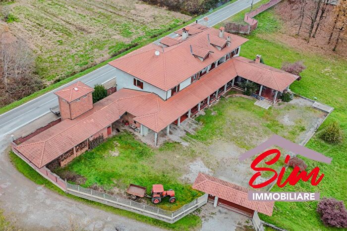 Casa con 8 locali in vendita in Via San Paolo Snc, Gattinara