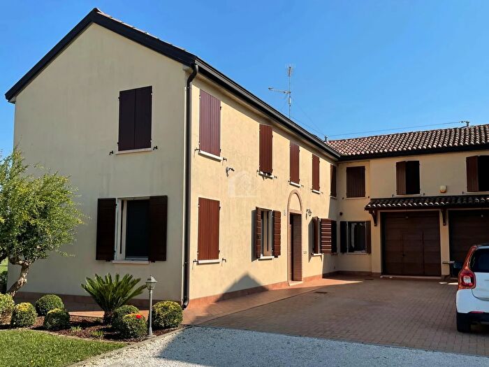 Casa con 6 locali in vendita in Suzzara