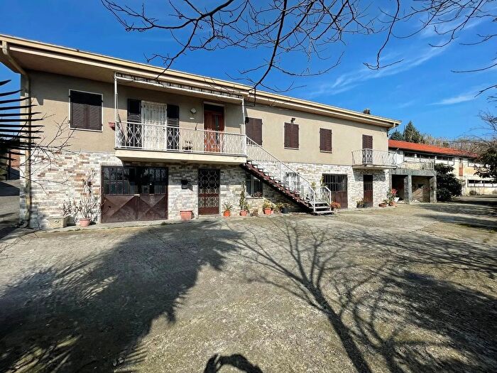 Casa con 8 locali in vendita in Santo Stefano Belbo