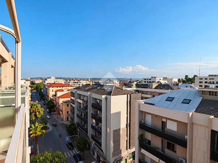 Appartamento quadrilocale in affitto in Viale Giovanni Bovio, Pescara
