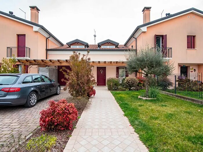 Casa con 6 locali in vendita in Via Guglielmo Marconi, Villa Del Conte
