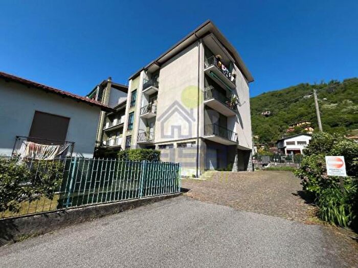 Appartamento trilocale in vendita in Via Professor Monteggia, Laveno Mombello