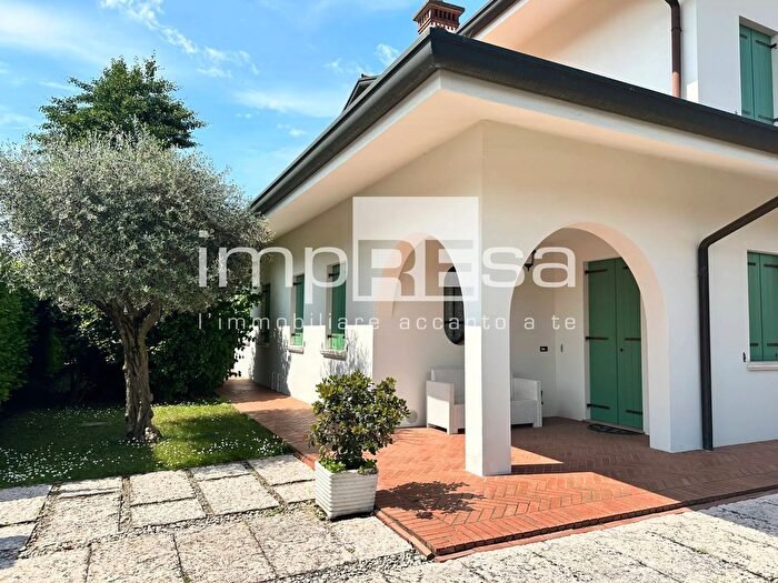 Casa con 10 locali in vendita in Villorba