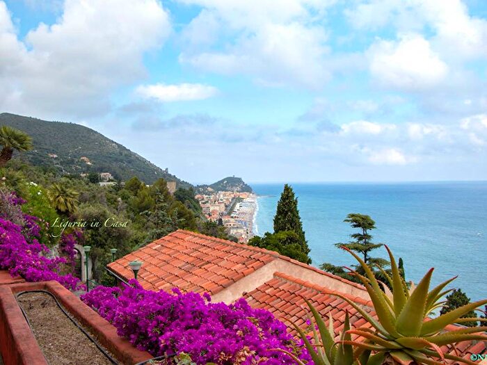 Casa quadrilocale in affitto in Via Guglielmina dOlanda, Varigotti, Finale Ligure